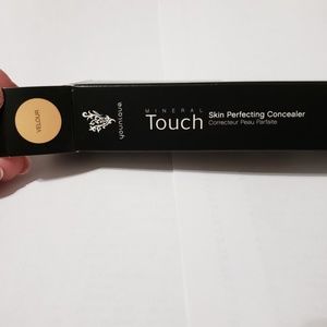 NIB velour concealer